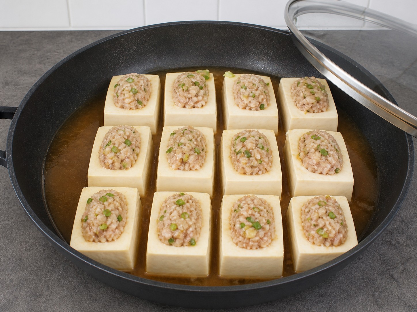 客家釀豆腐:加入醬汁慢煮