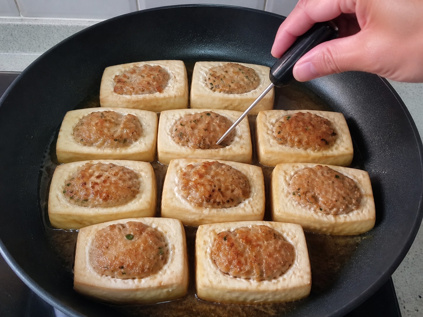 客家釀豆腐:檢查餡料熟度