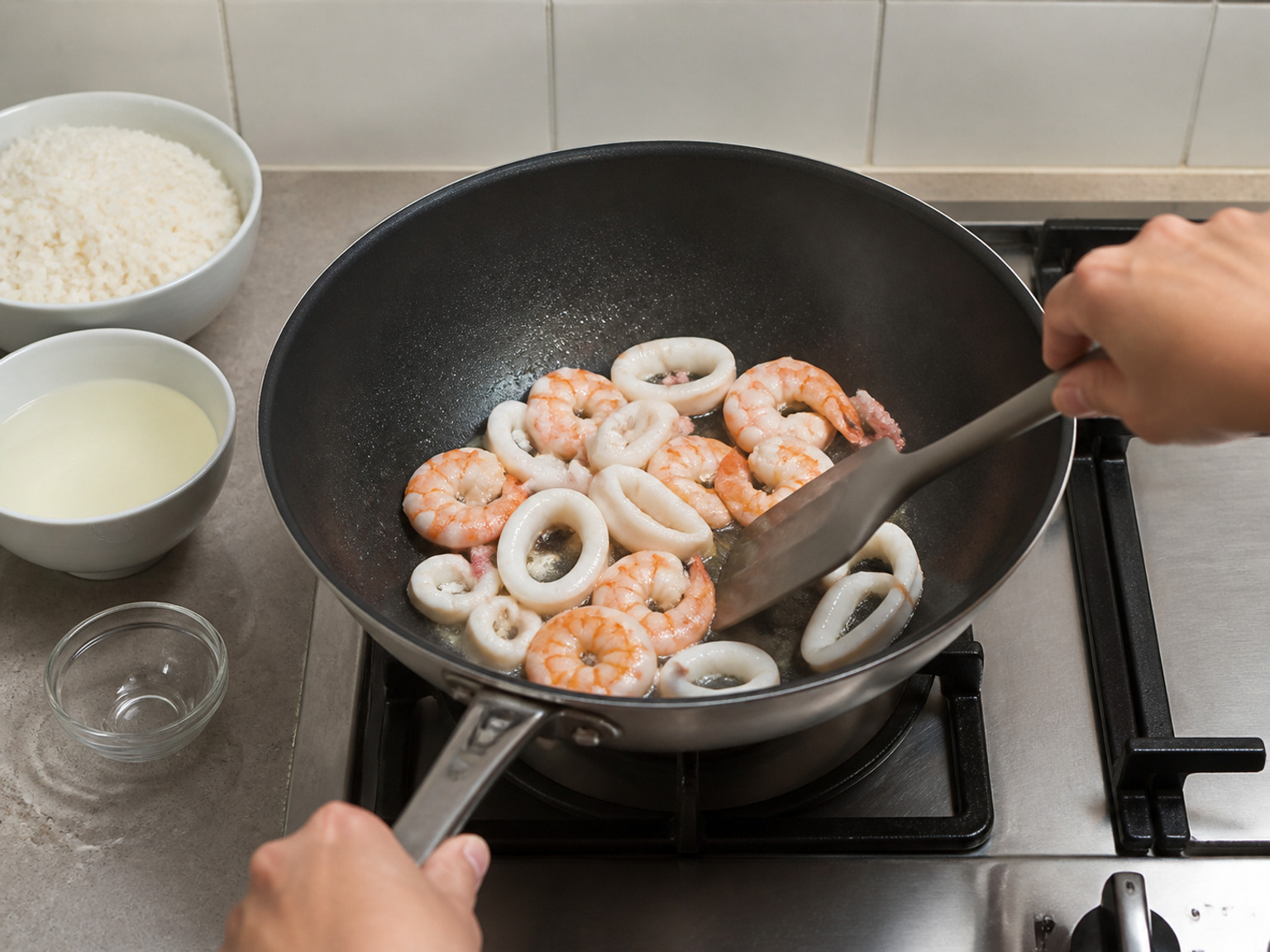 Lutuin sandali ang hipon at pusit: Sa parehong kawali, lutuin ang hipon at pusit sa katamtamang-malakas na apoy nang 3 minuto; hanguin kapag kulay rosas ang hipon at kumulot ang gilid ng pusit.