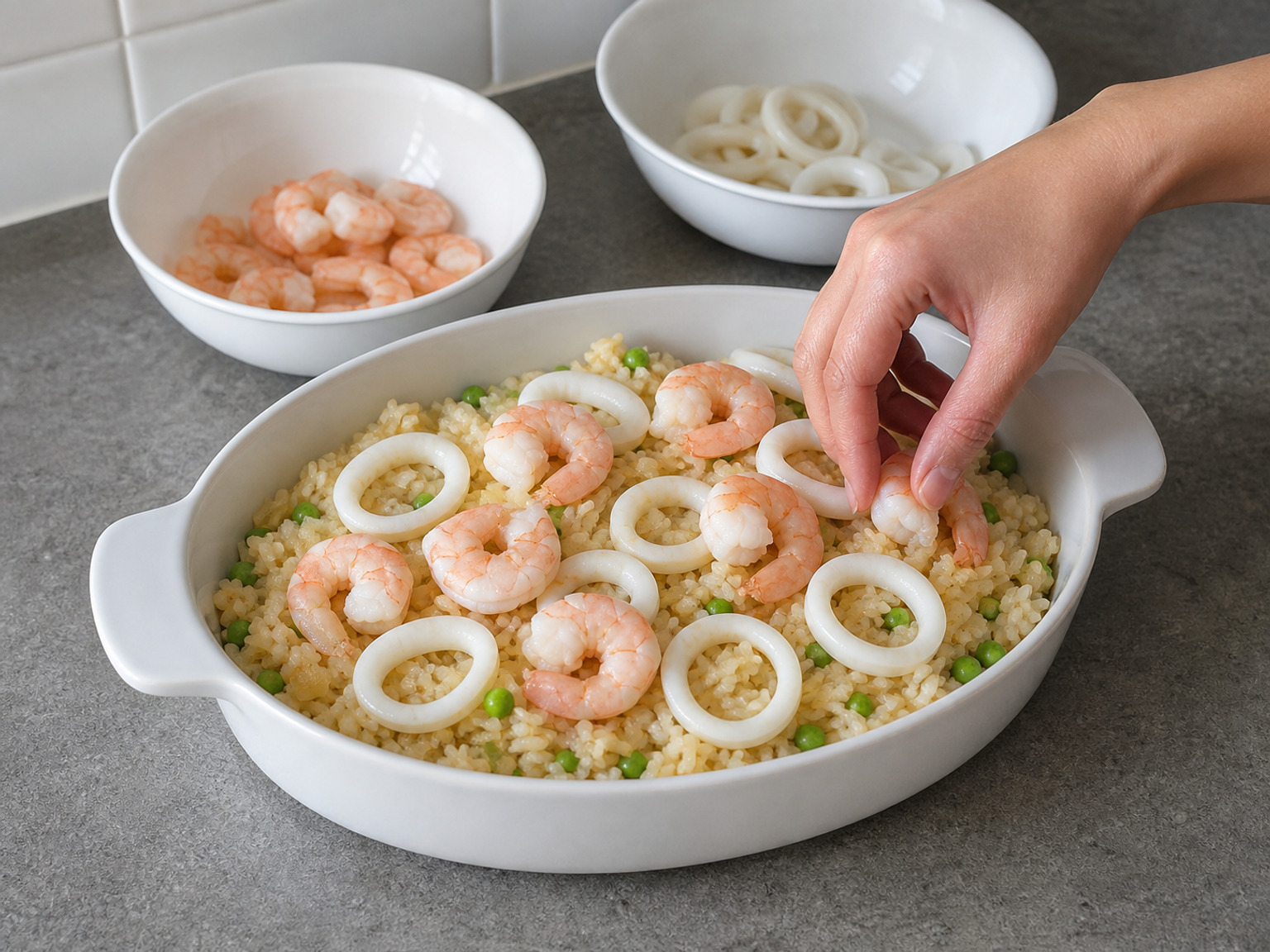 Ilatag ang lamang-dagat sa sinangag: Pantay na ilatag sa kanin ang bahagyang nilutong hipon at pusit kasama ang katas nito; huwag tipunin sa isang sulok.