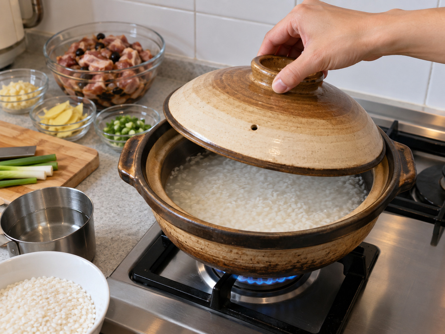 Hong Kong Claypot Rice na Tadyang ng Baboy sa Black Bean Sauce — Ilagay ang bigas at tubig sa claypot, takpan at pakuluan sa katamtamang apoy