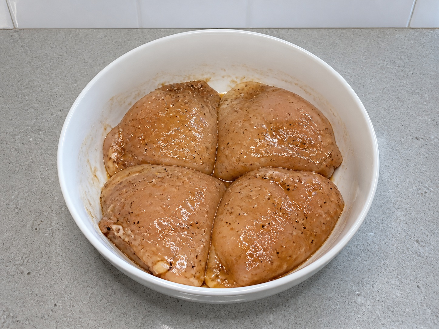 港式黑椒雞扒飯 — 醃雞扒十分鐘