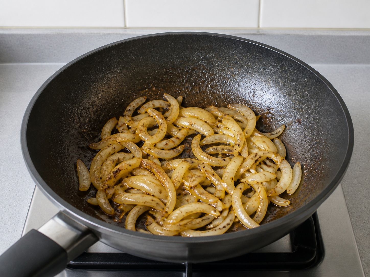 港式黑椒雞扒飯 — 炒軟洋蔥