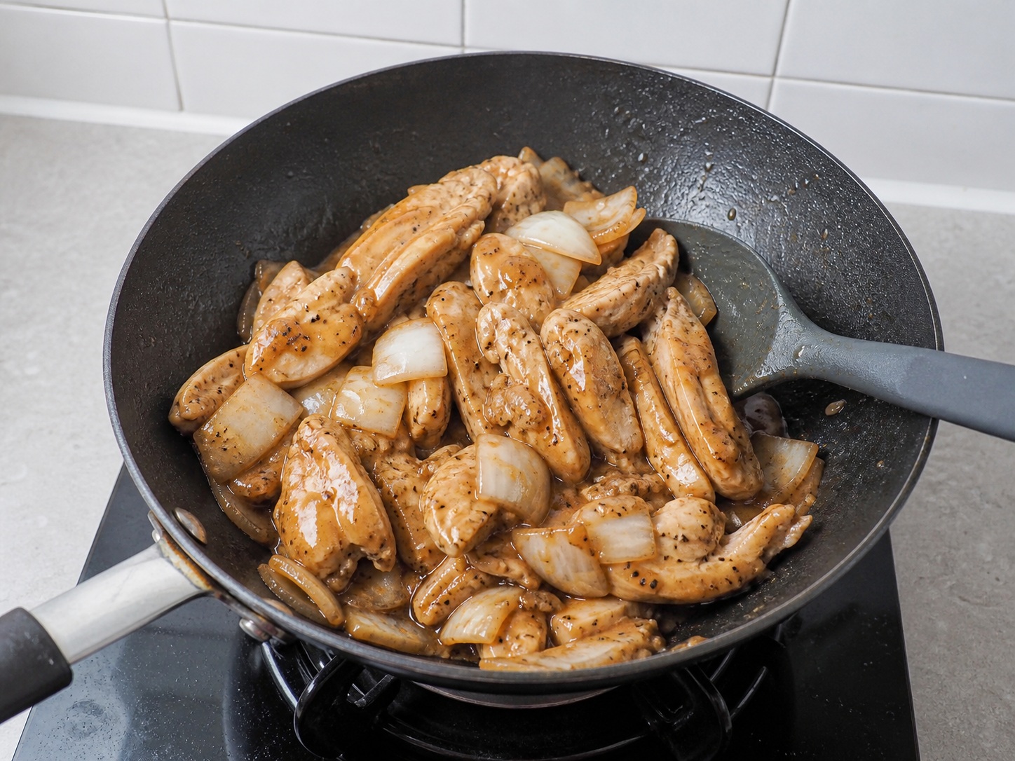港式黑椒雞扒飯 — 雞扒回鑊裹汁