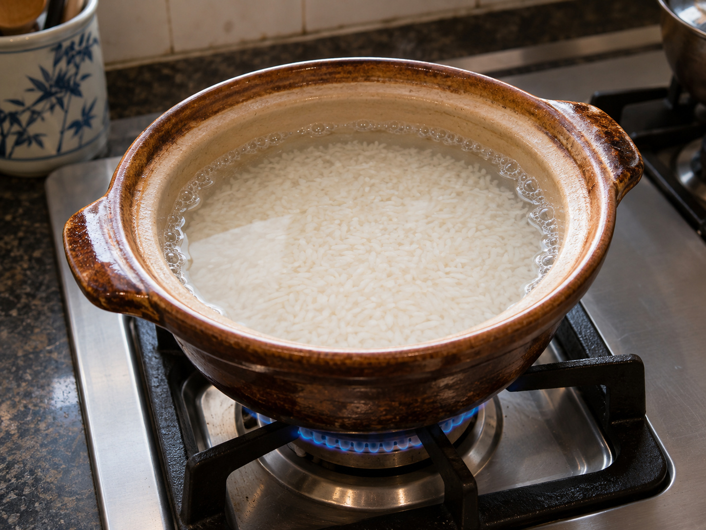 Hong Kong Claypot Rice na may Cured Meats — Painitin ang claypot