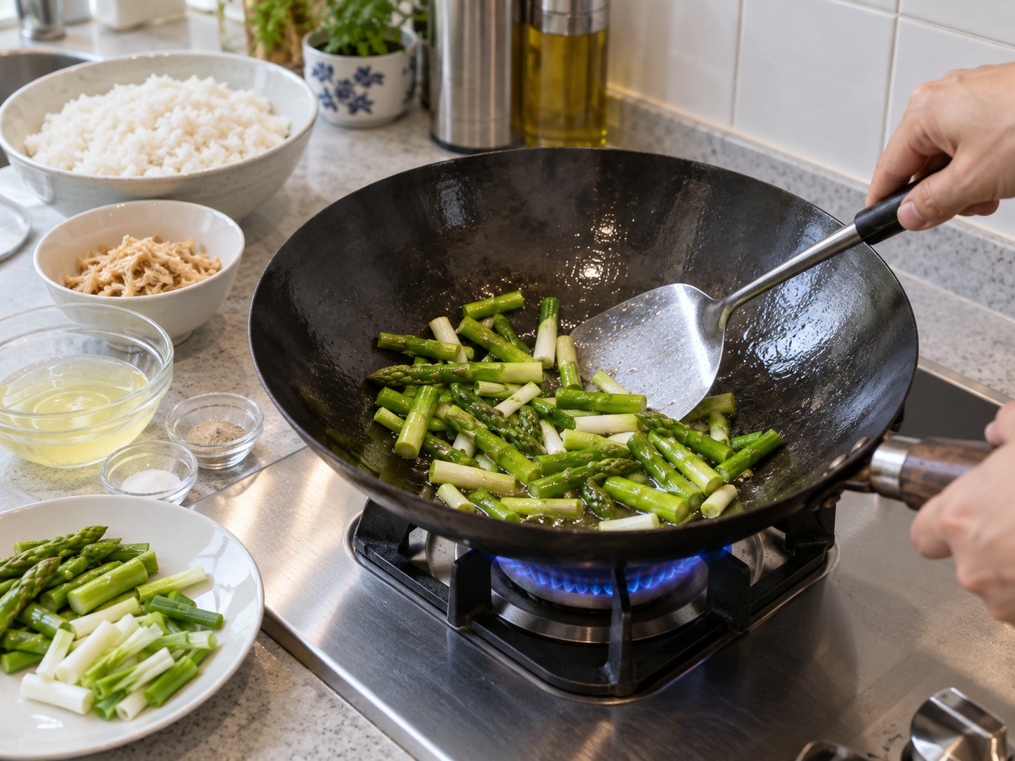 港式瑤柱蛋白炒飯 — 大火炒蔥白和蘆筍一分鐘，保持翠綠爽脆