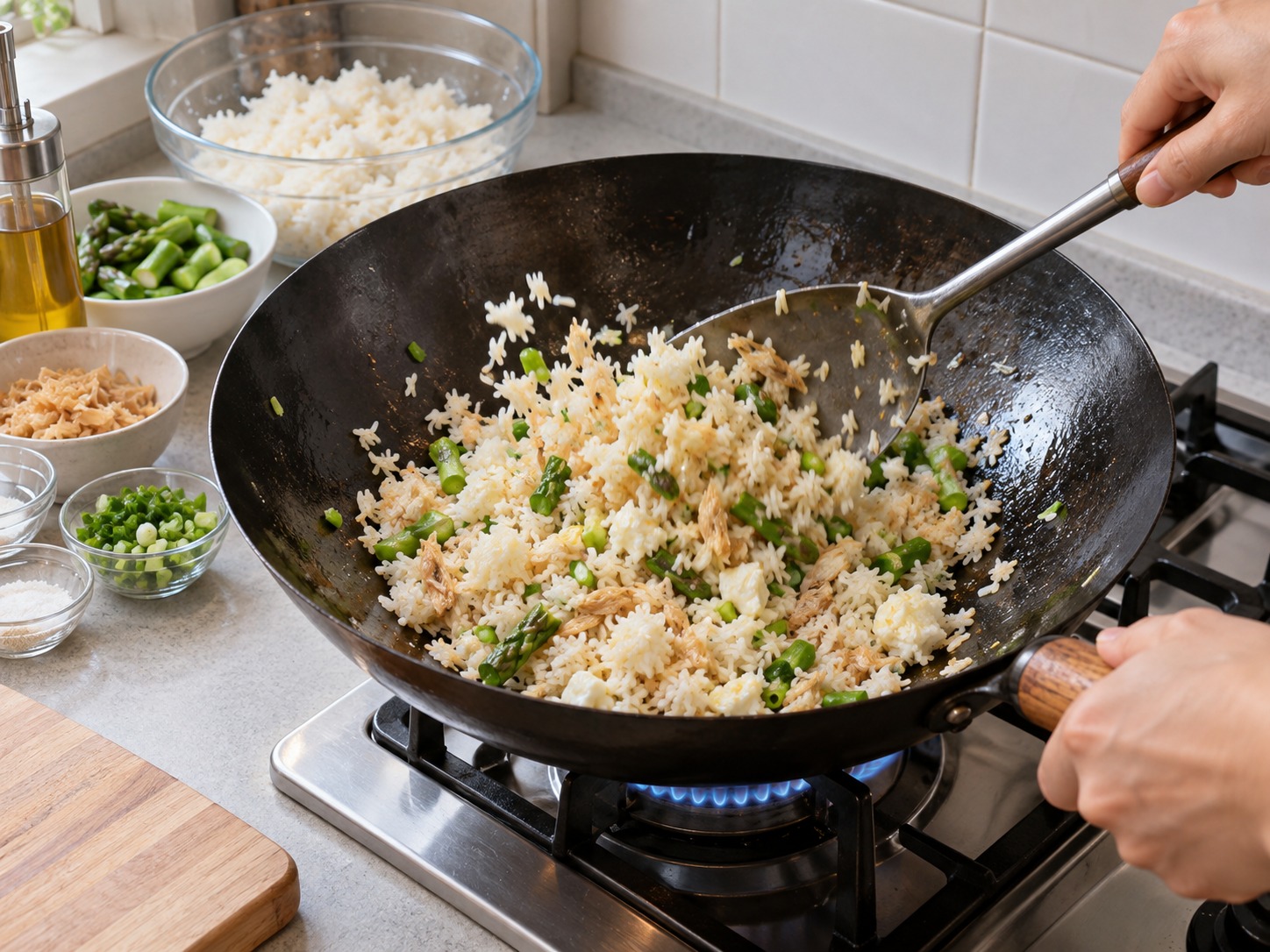 港式瑤柱蛋白炒飯 — 加入冷飯壓散翻炒，直至每粒米均勻受熱