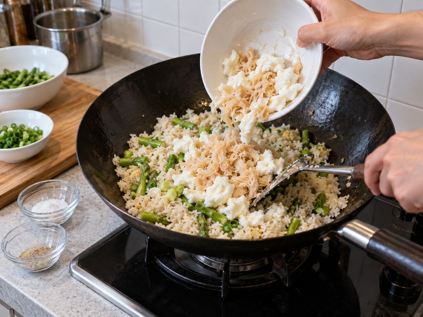 港式瑤柱蛋白炒飯 — 放回瑤柱和蛋白，以鹽和白胡椒快速拌勻