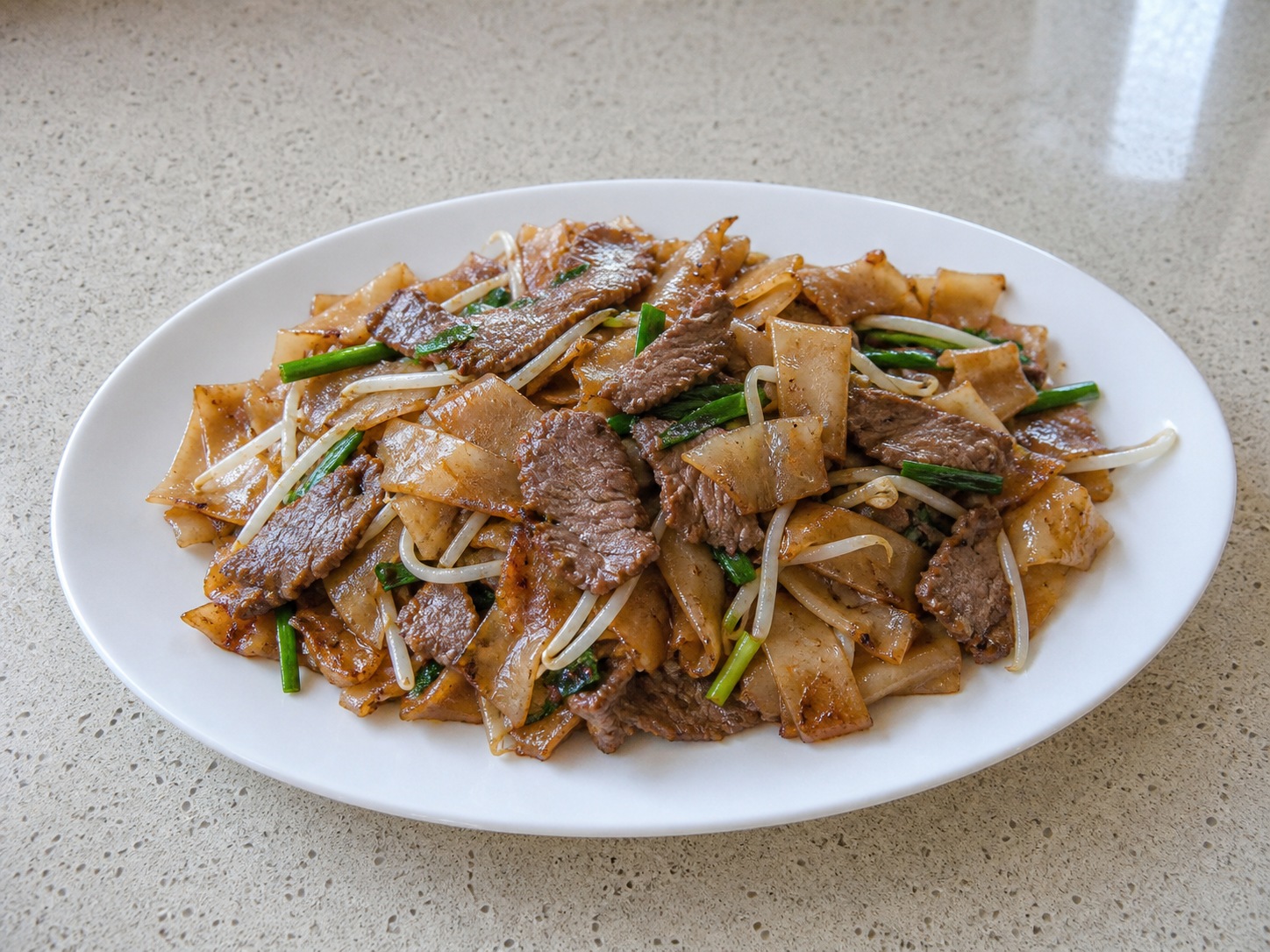 Kwetiau Goreng Kering dengan Daging Sapi ala Hong Kong — hidangan selesai