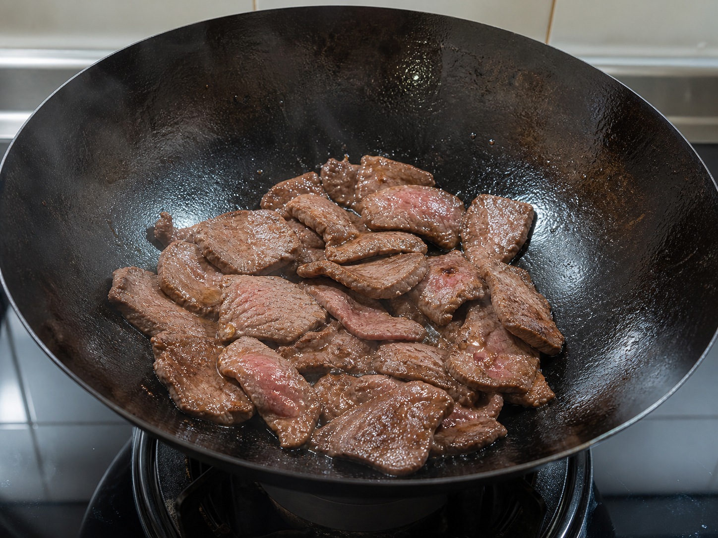 Kwetiau Goreng Kering dengan Daging Sapi ala Hong Kong — langkah 7: Goreng hingga merata