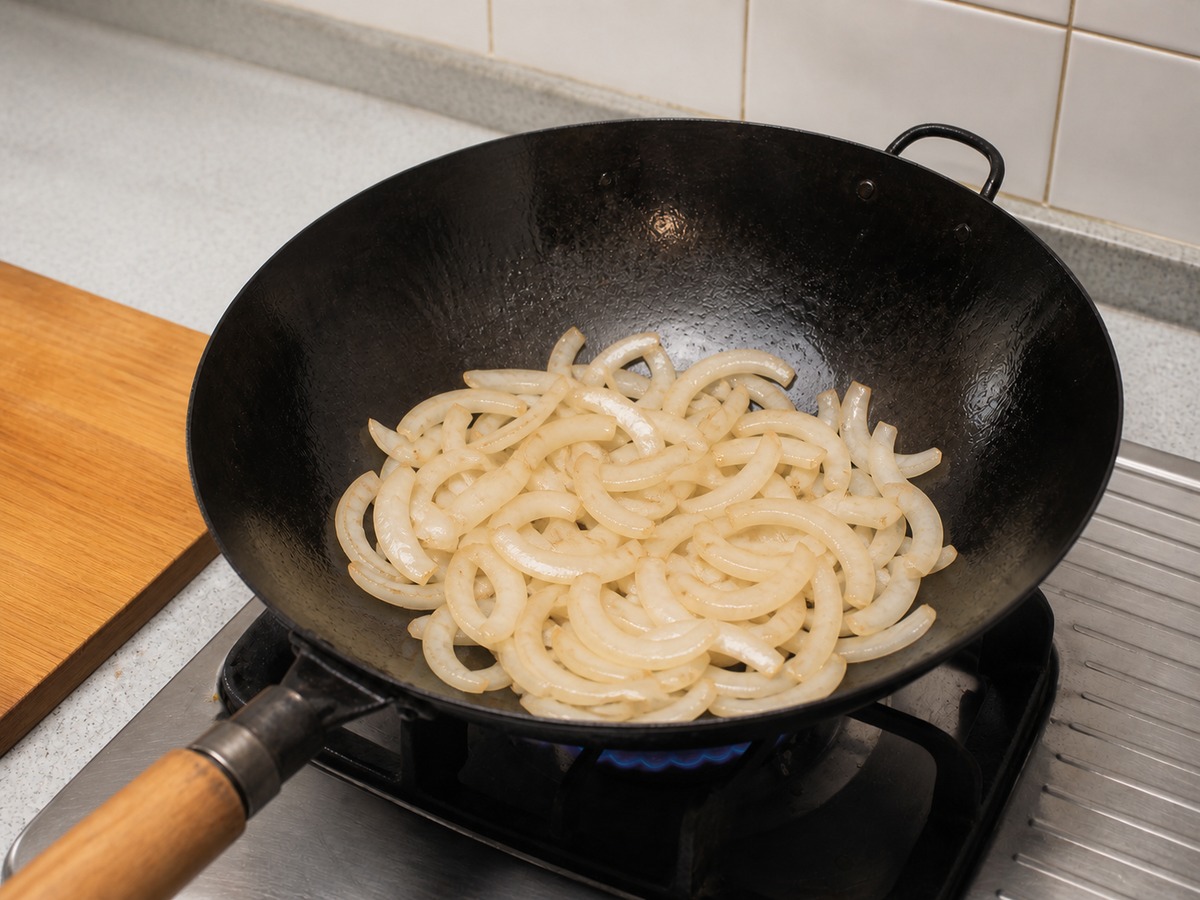 Kwetiau Goreng Kering dengan Daging Sapi ala Hong Kong — langkah 8: Tumis bahan
