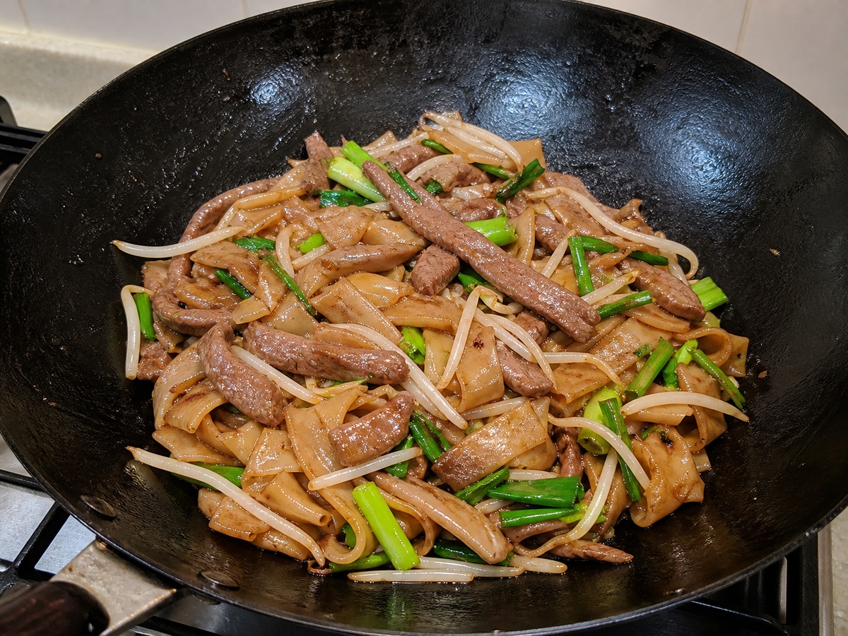 Kwetiau Goreng Kering dengan Daging Sapi ala Hong Kong — langkah 11: Masukkan bahan utama