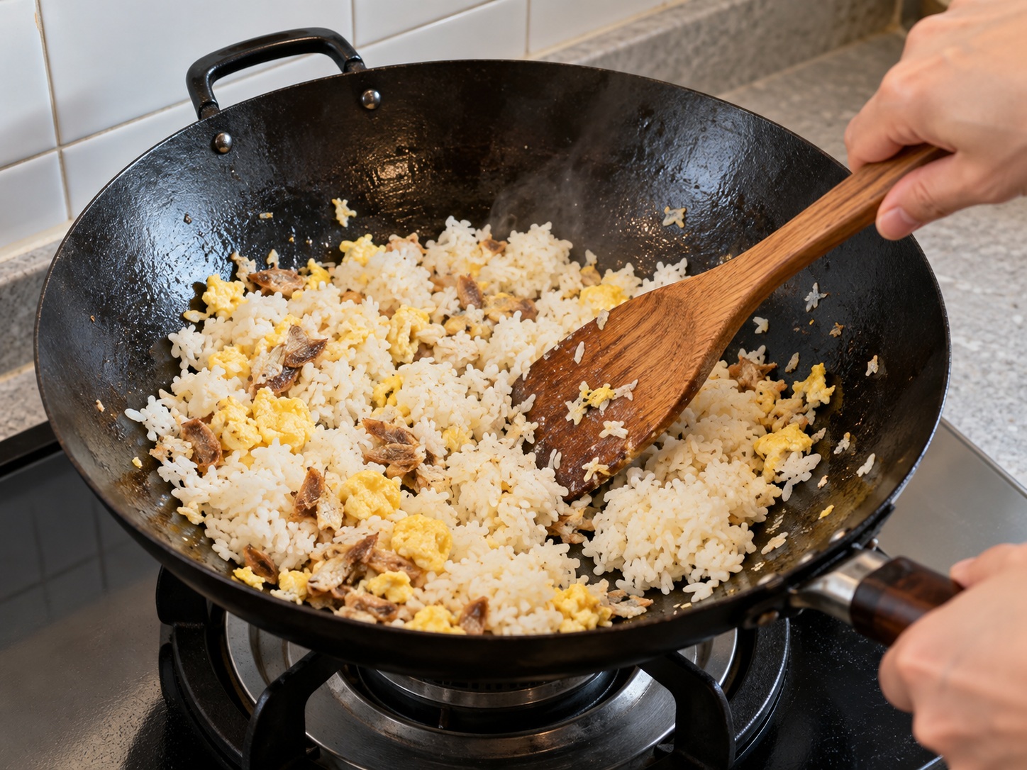 Hong Kong Fried Rice na may Manok at Salted Fish — 9