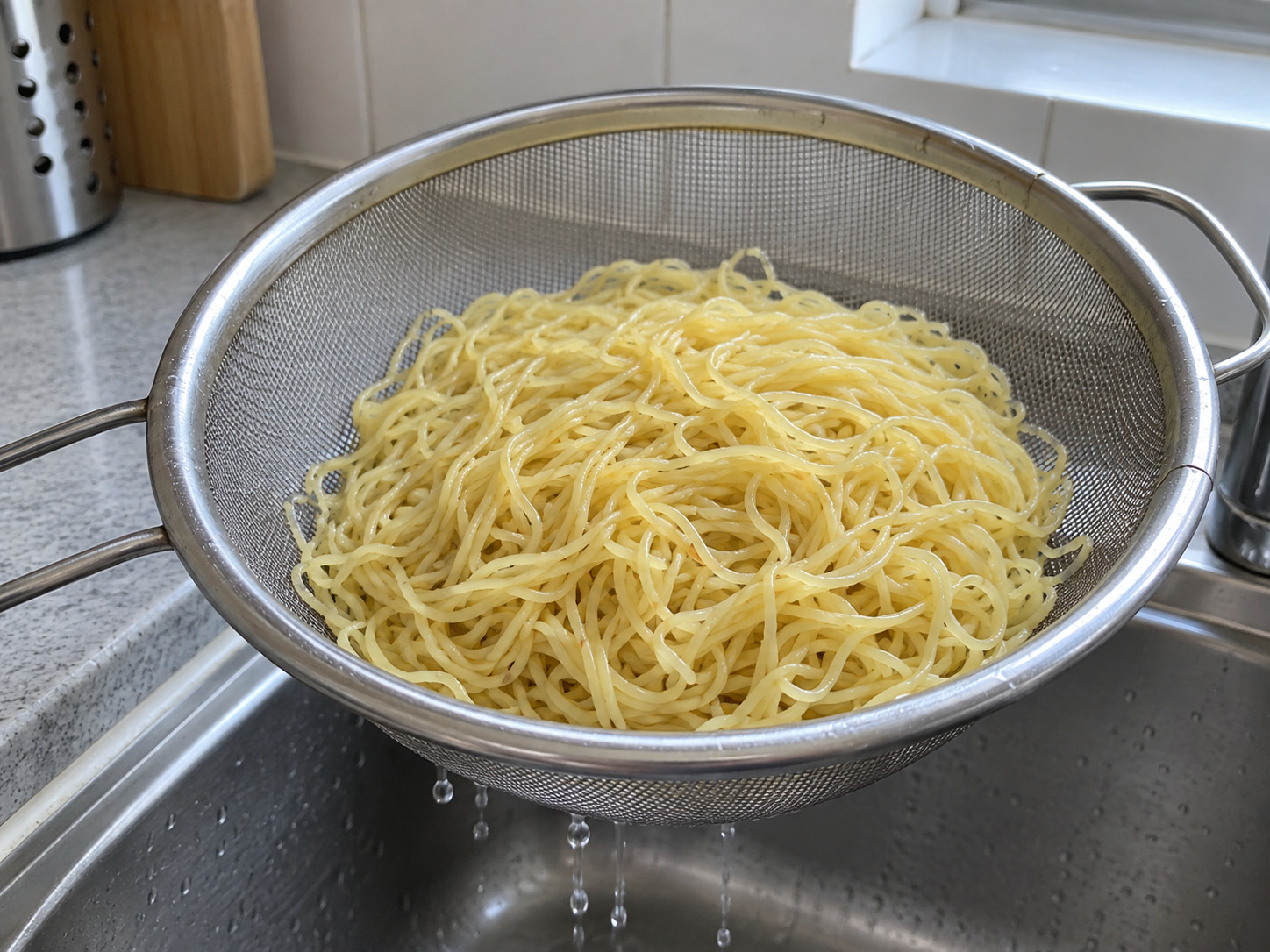 蝦籽撈麵 — 瀝乾麵條