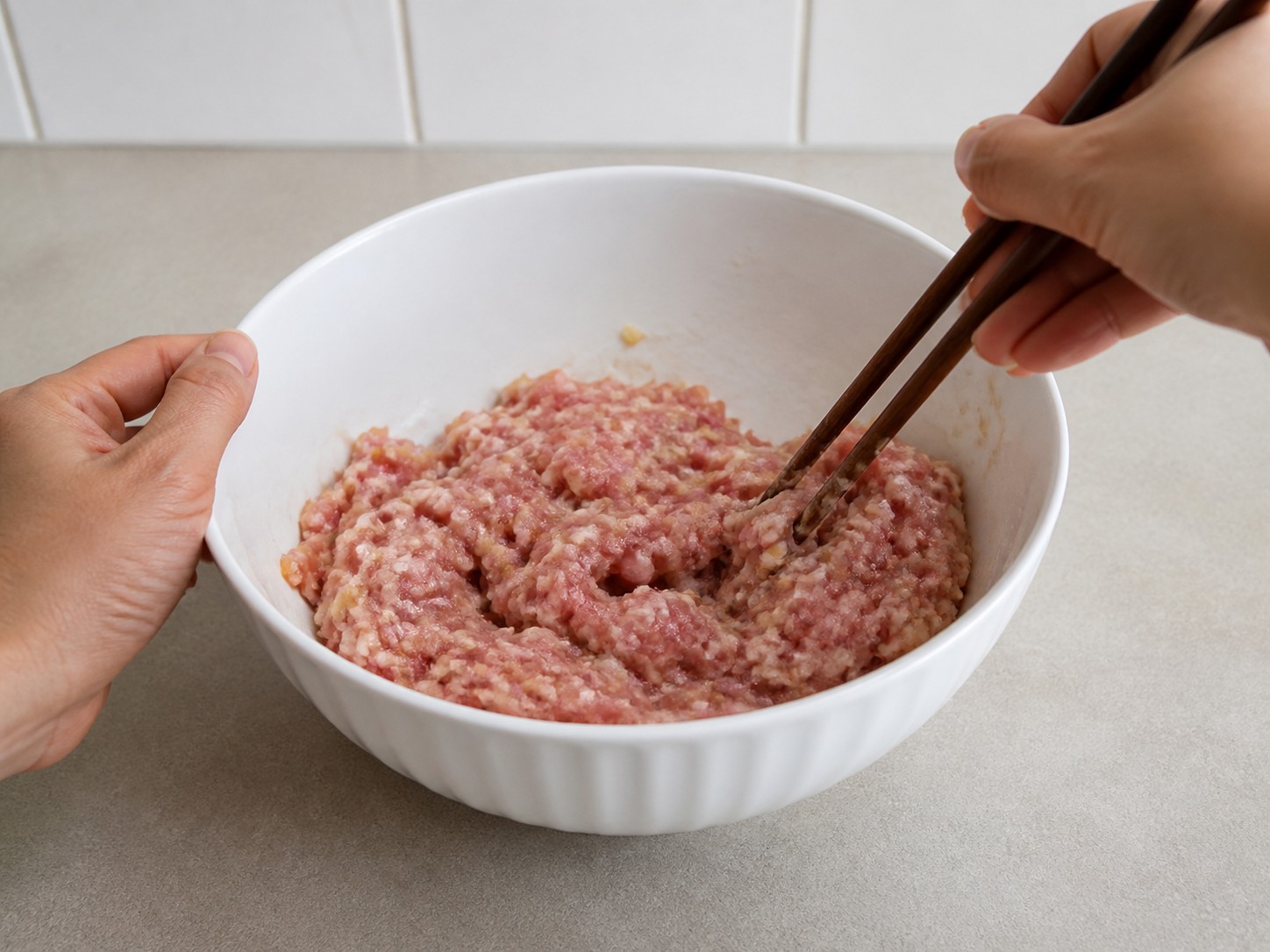 港式鹹魚蒸肉餅：順方向攪拌