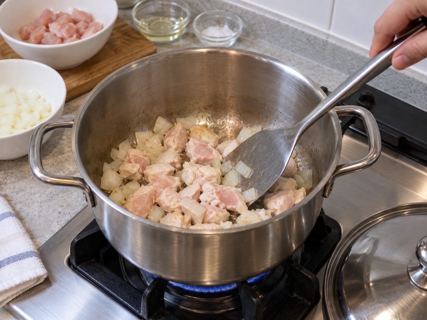 港式鴛鴦炒飯 — 鍋熱半湯匙油，炒半份洋蔥及雞粒兩分鐘