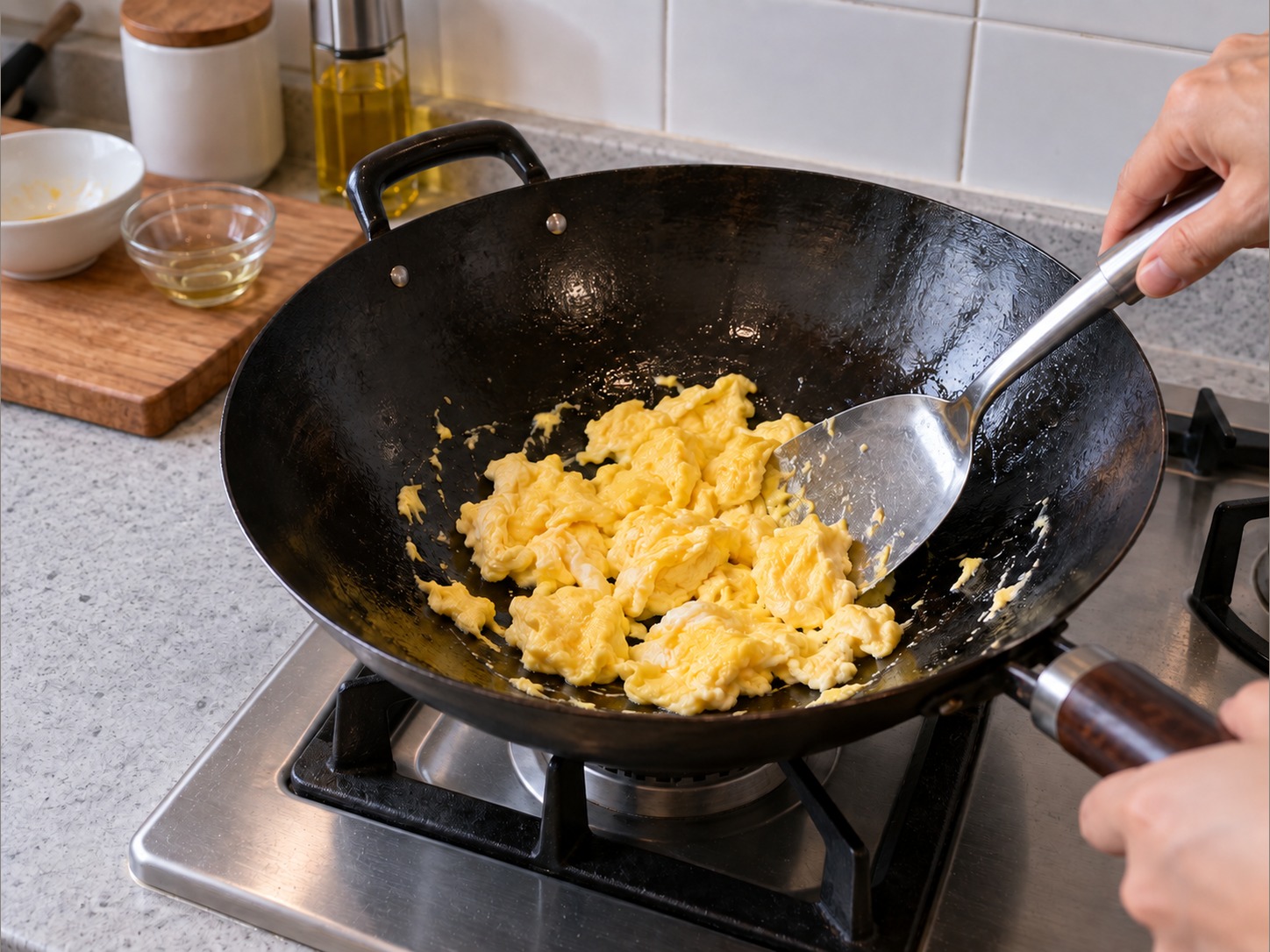 港式鴛鴦炒飯 — 炒鑊熱餘下一湯匙油，蛋打散加入炒至凝固