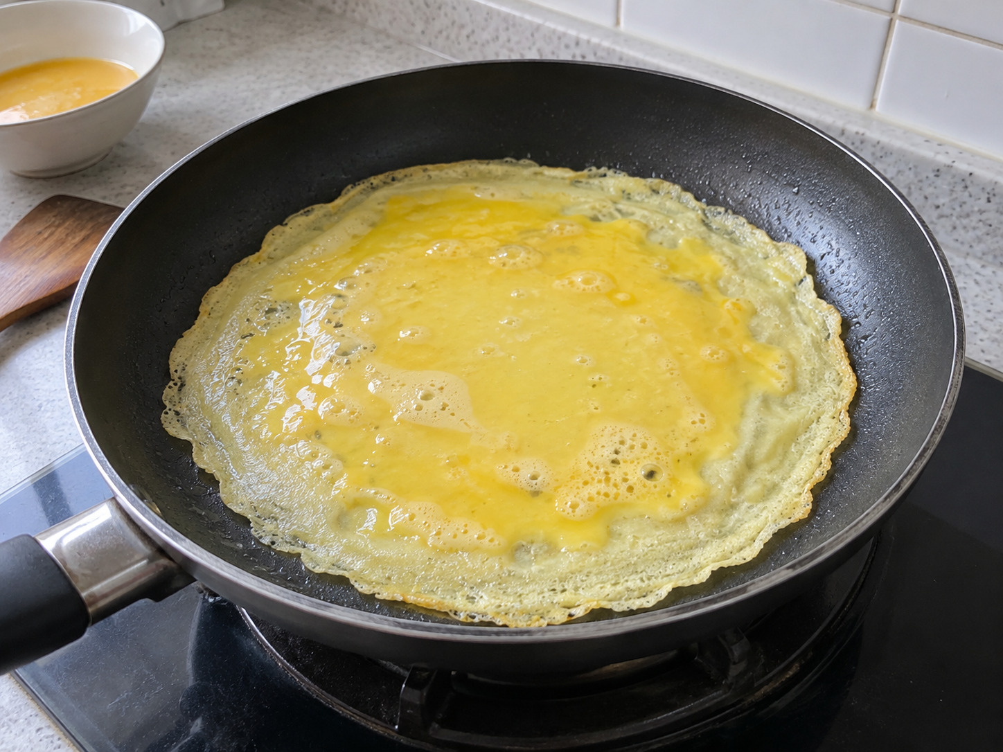 Wuhan Three-Delicacies Doupi — Make egg skin