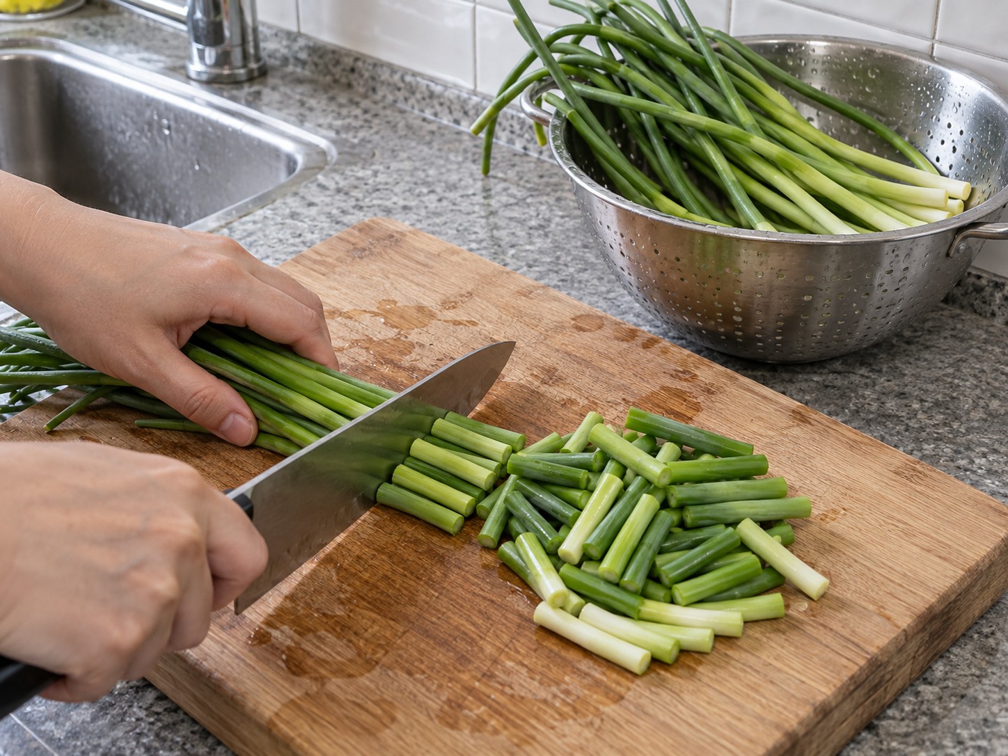 Babi Asap Hunan dengan Tunas Bawang Putih — 2. Cuci pucuk bawang putih dan potong sepanjang 4 cm.