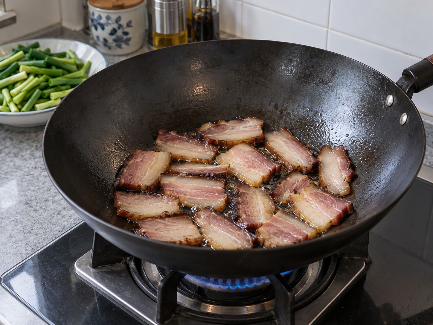 Babi Asap Hunan dengan Tunas Bawang Putih — 5. Panaskan wajan dengan api sedang dan taruh irisan daging babi asa