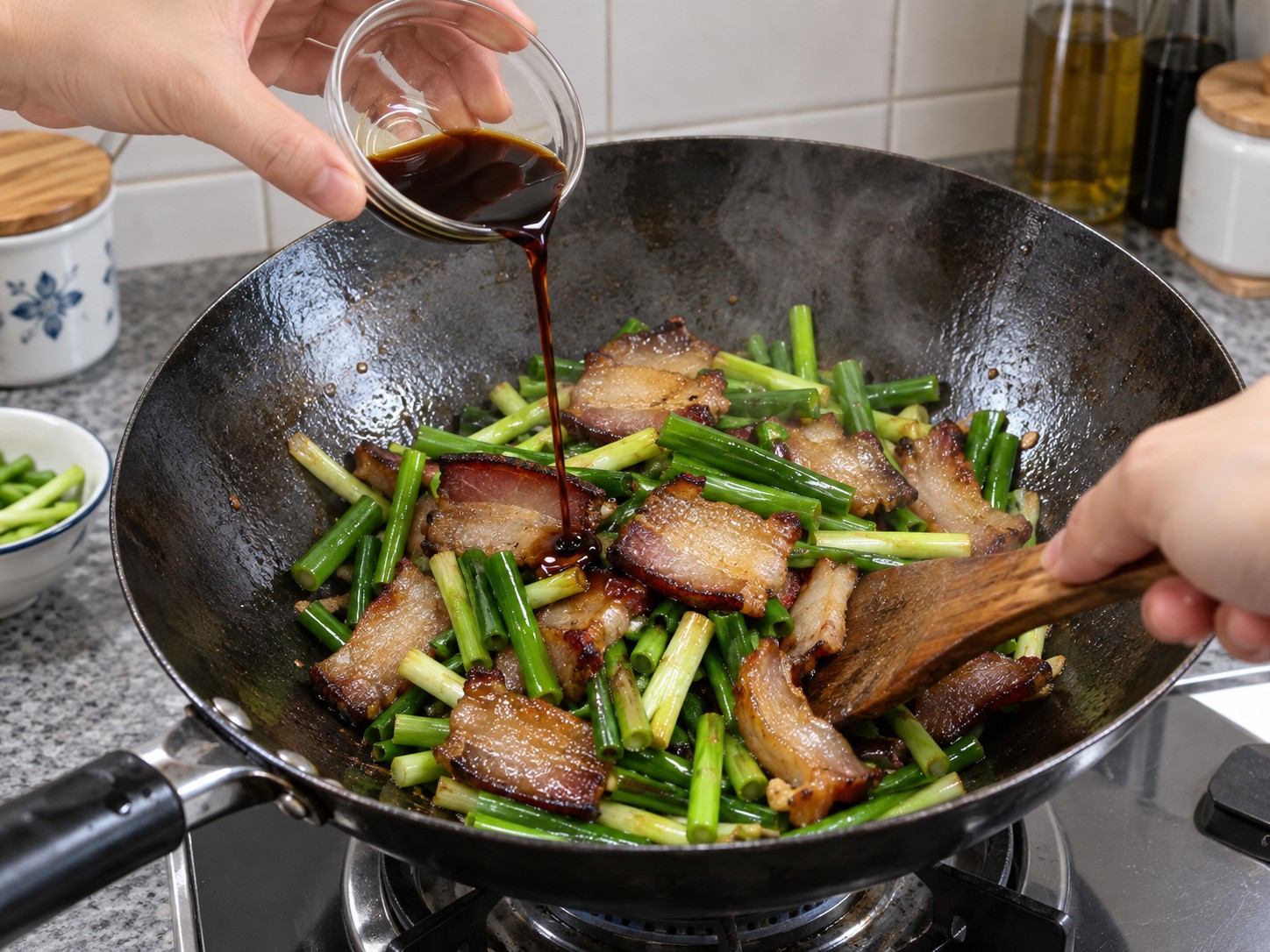Babi Asap Hunan dengan Tunas Bawang Putih — 11. Tambahkan kecap asin saja, lalu aduk hingga semua daging babi pan