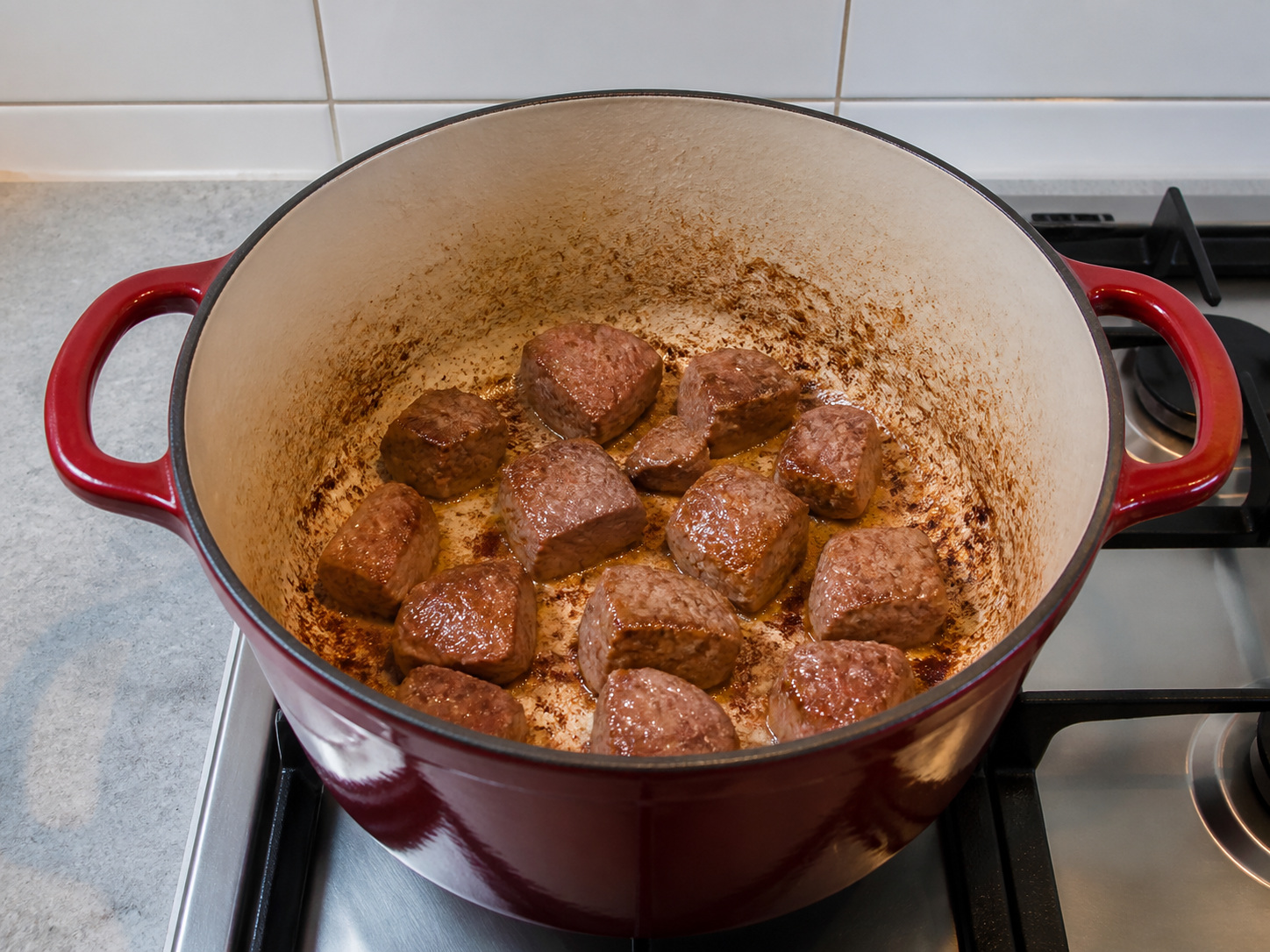 匈牙利紅椒粉牛肉燉鍋: 分批煎香肉粒