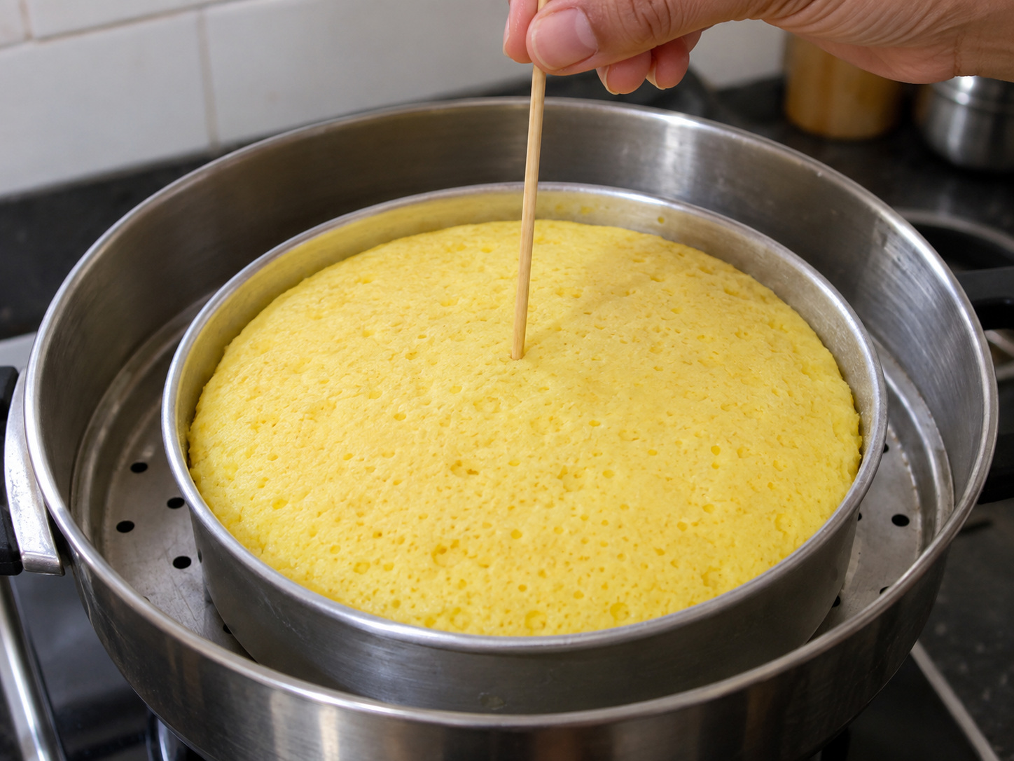 Indian Khaman Dhokla na Pinasingawang Kakanin — Tusukin ang gitna