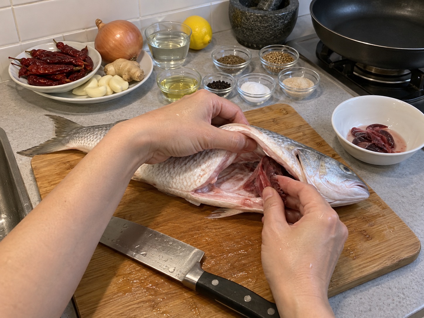 印度果阿香辣釀魚 Recheado — 原條魚刮鱗去鰓內臟，沖淨腹腔