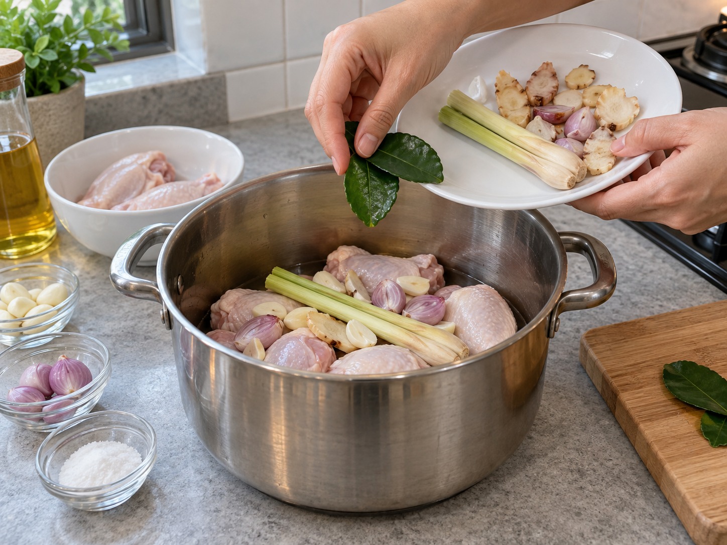 印尼巴東白炸雞 Ayam Pop — 雞、香料和青檸葉放入鍋