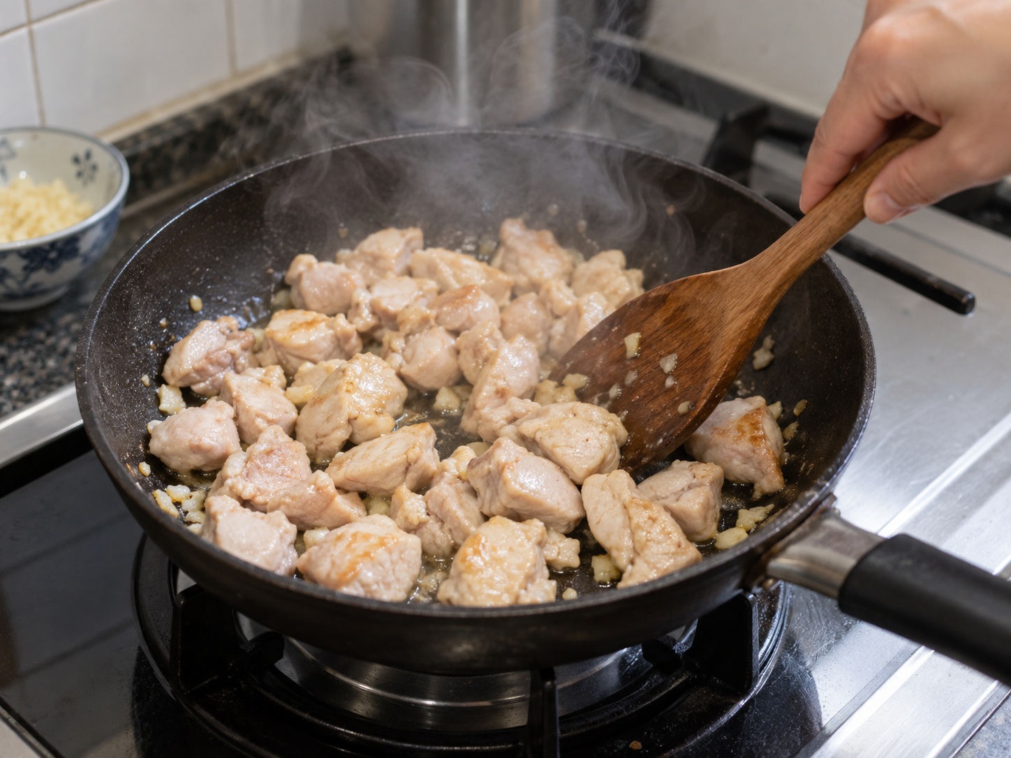 印尼雞絲麵 — 炒至雞肉轉色