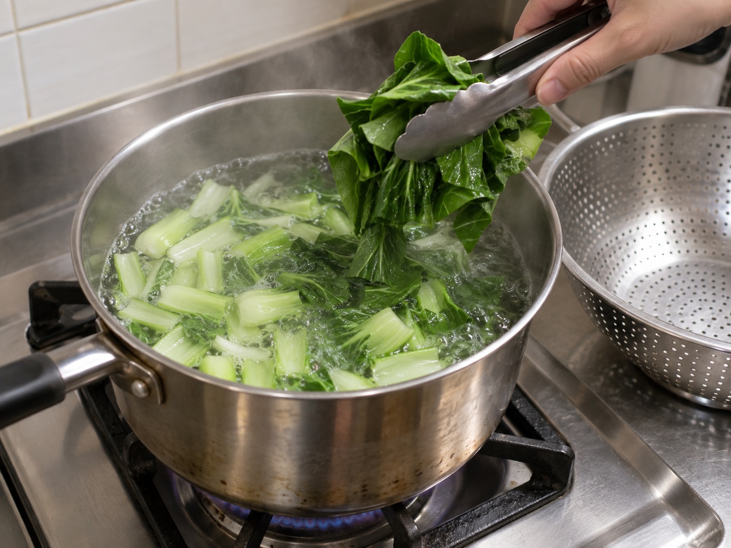 印尼雞絲麵 — 分段汆小棠菜