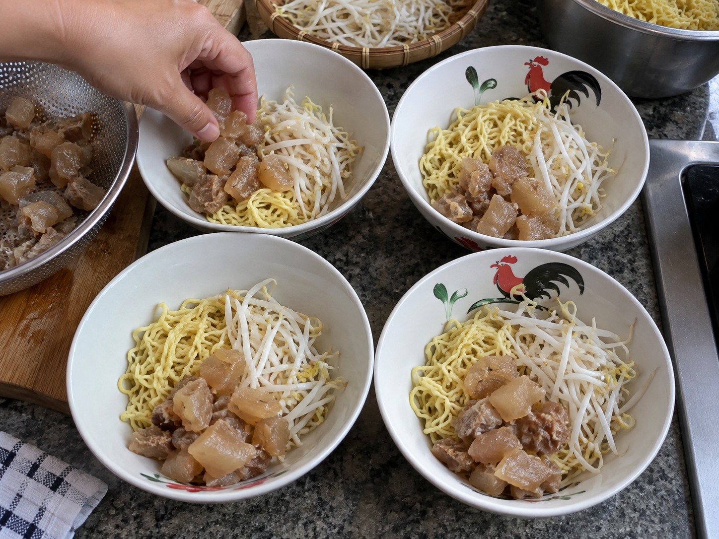 Mie Kocok Kikil Sapi Bandung — Isi mangkuk