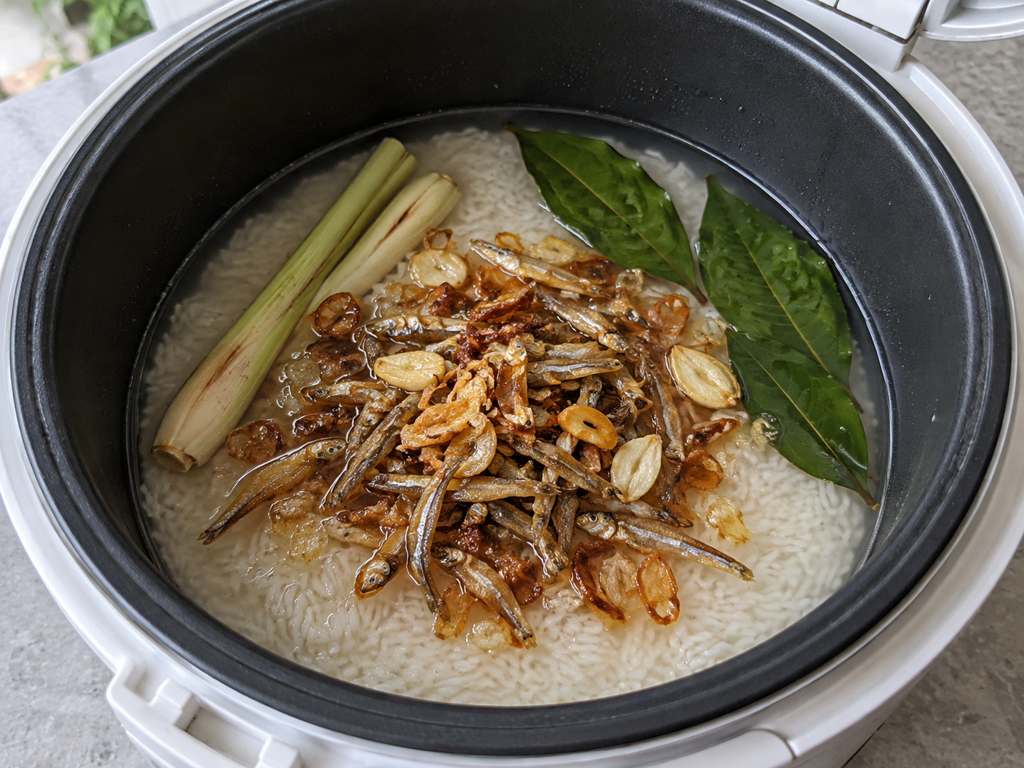 Sundanese Nasi Liwet na may Dilis — Idagdag ang ginisang sangkap at dilis
