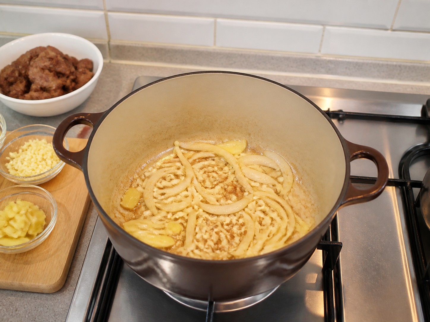 Semur Daging Sapi dan Kentang — Tumis bumbu aromatik