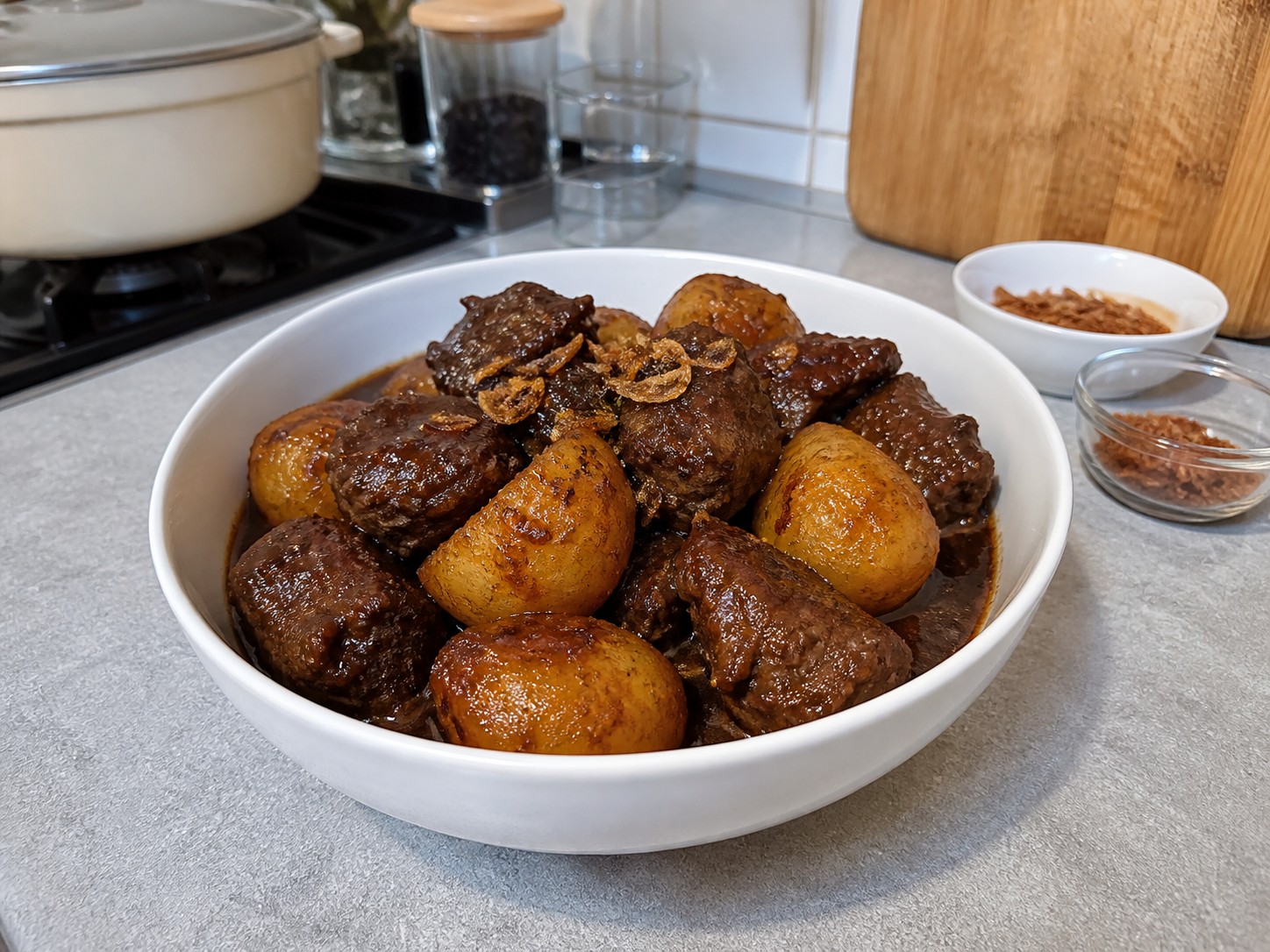 Semur Daging Sapi dan Kentang — Kecilkan saus dan sajikan