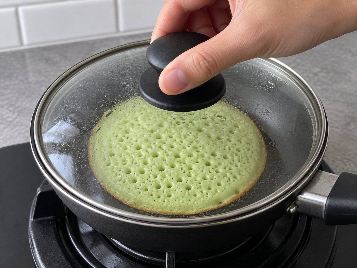 Indonesian Serabi Pandan Coconut Pancakes — 9. Takpan at lutuin nang 3 hanggang 4 minuto hanggang mabutas-butas at hindi na basa