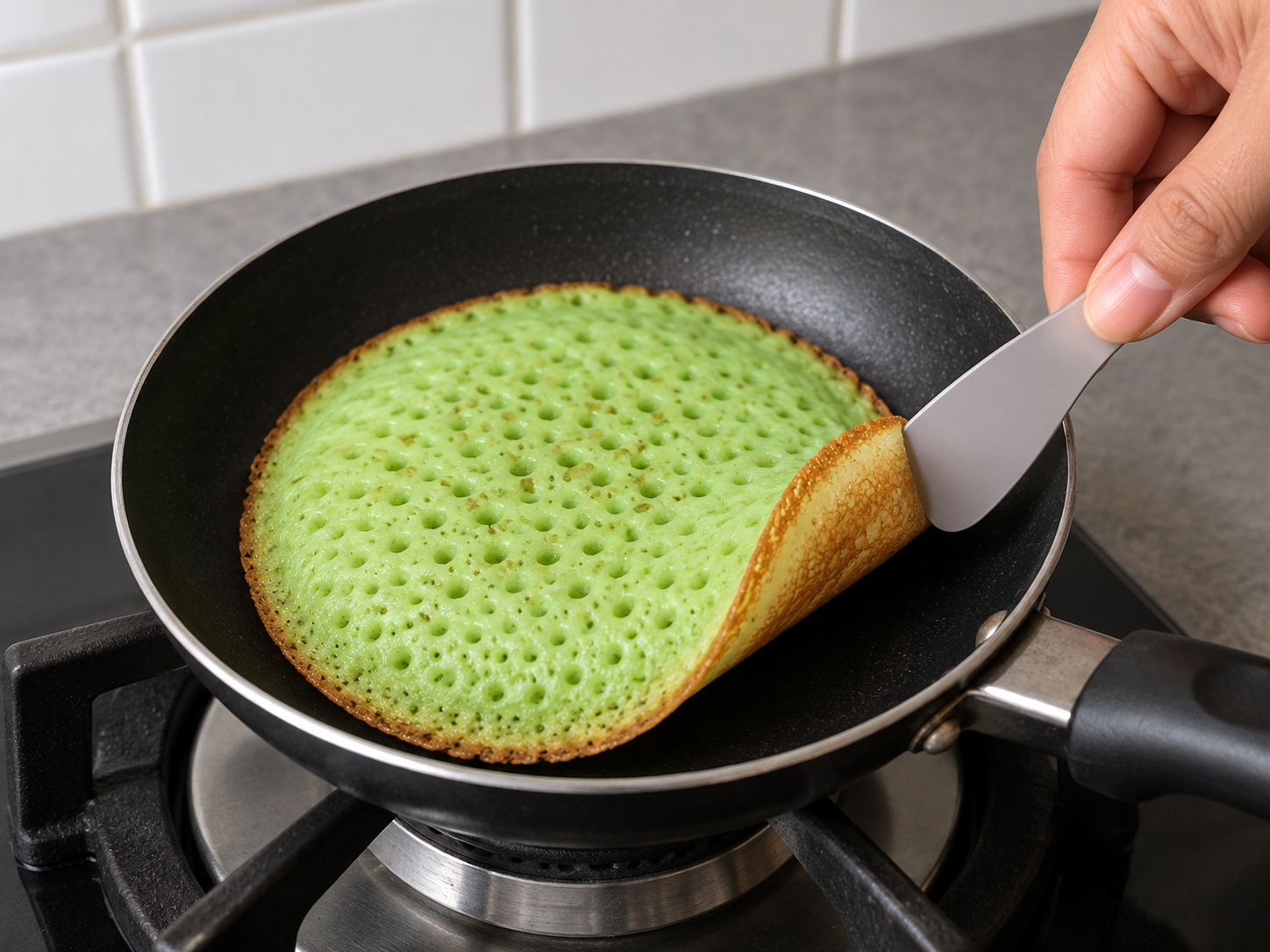 Indonesian Serabi Pandan Coconut Pancakes — 10. Alisin ang takip at lutuin pa nang 1 minuto hanggang luto ang ilalim ngunit hindi sunog