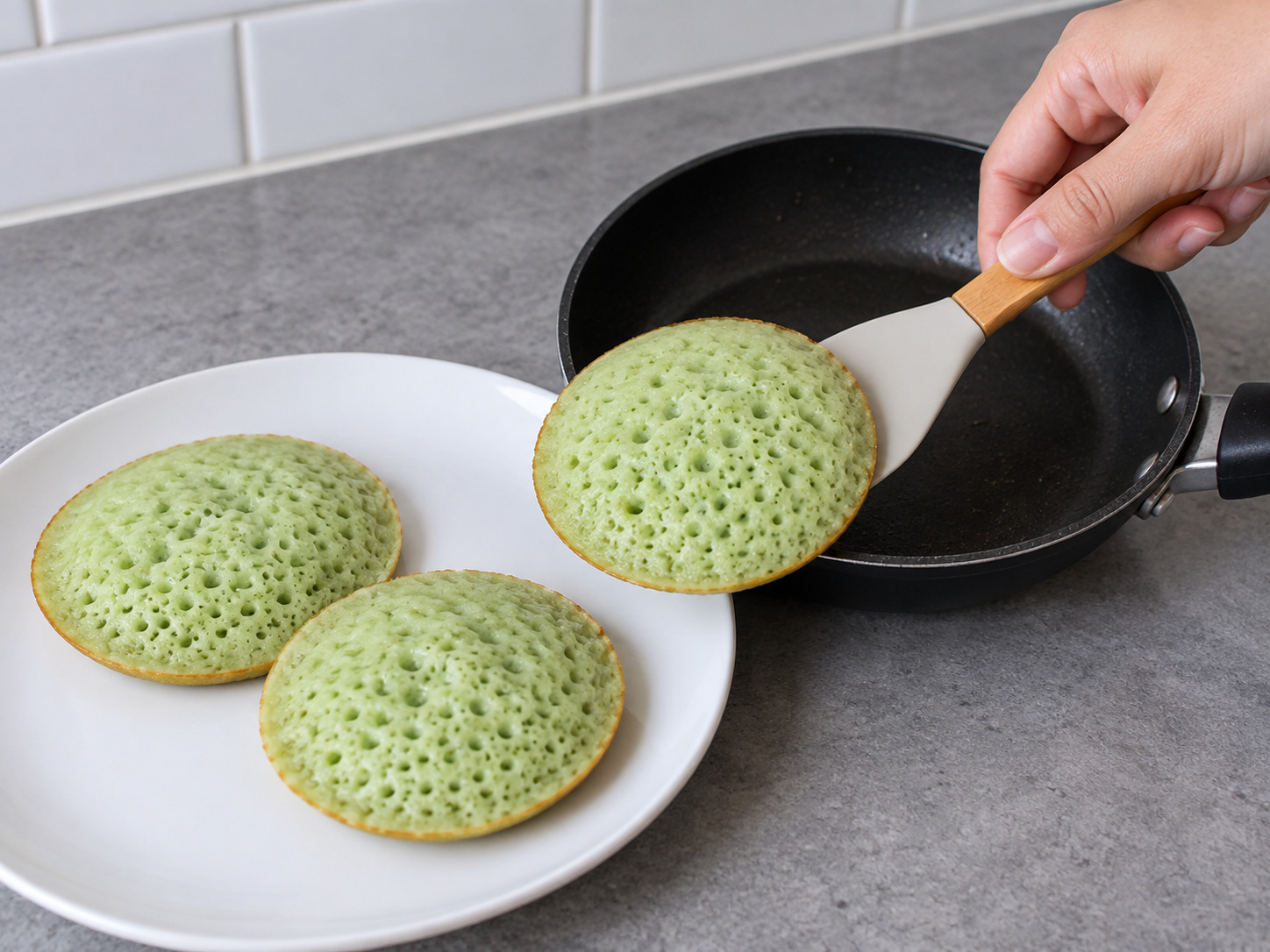 Indonesian Serabi Pandan Coconut Pancakes — 11. Hanguin ang pancake gamit ang spatula at ulitin sa natitirang batter