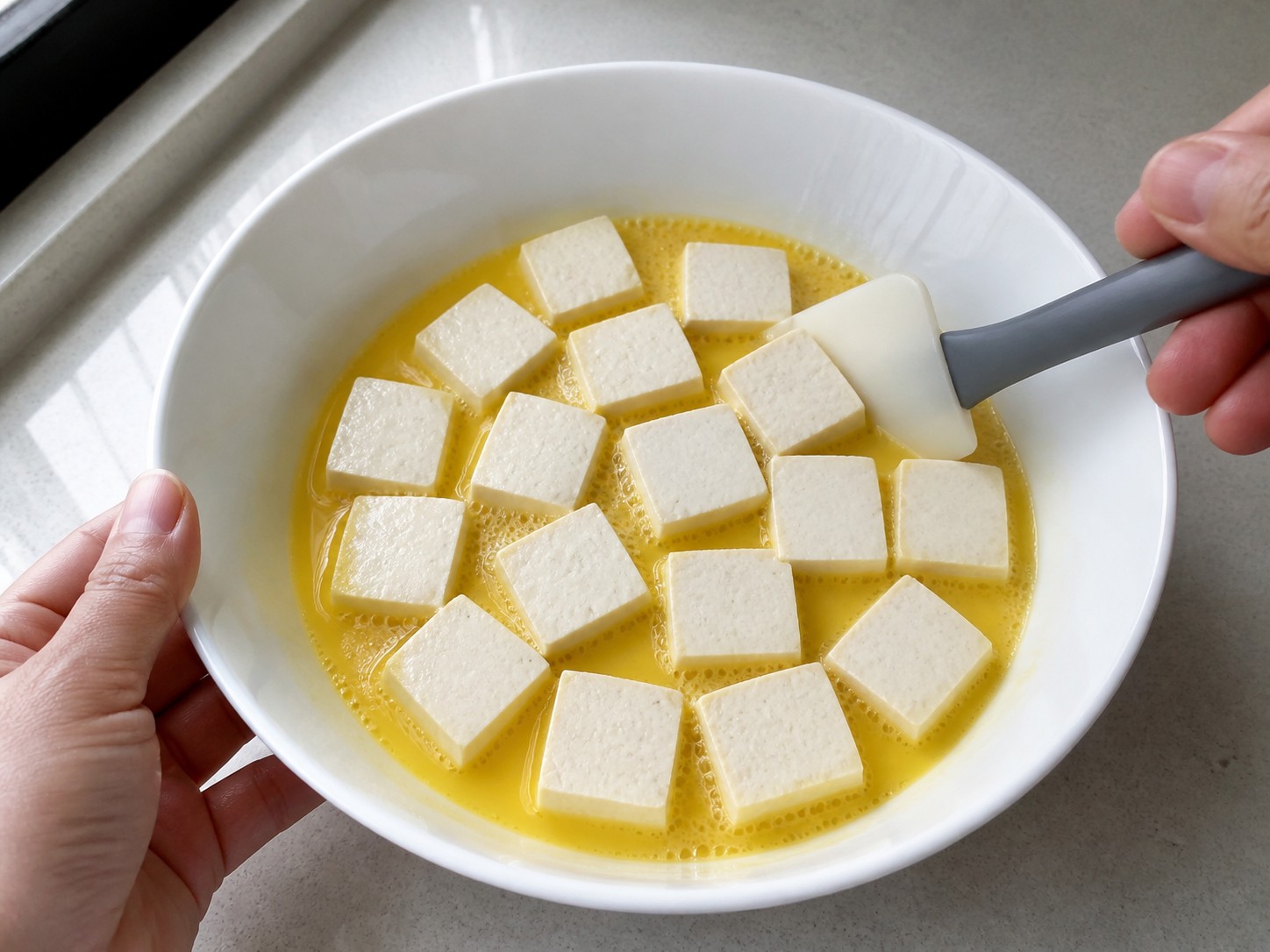 Indonesian Tokwa at Itlog na may Peanut Sauce — Pagsamahin ang tokwa at itlog
