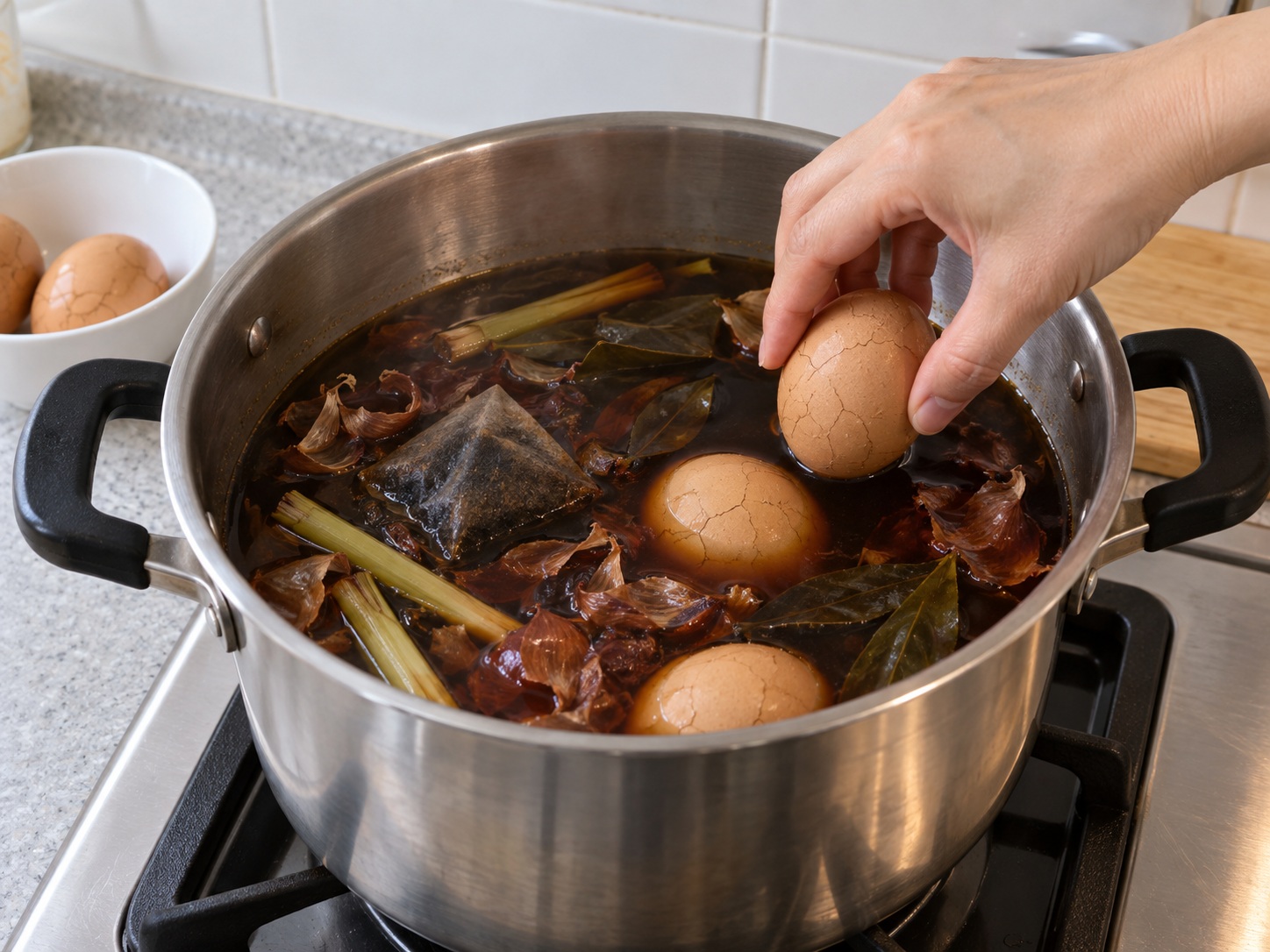 Indonesian Telur Pindang — Ilagay ang bitak na itlog sa mabangong likidong 