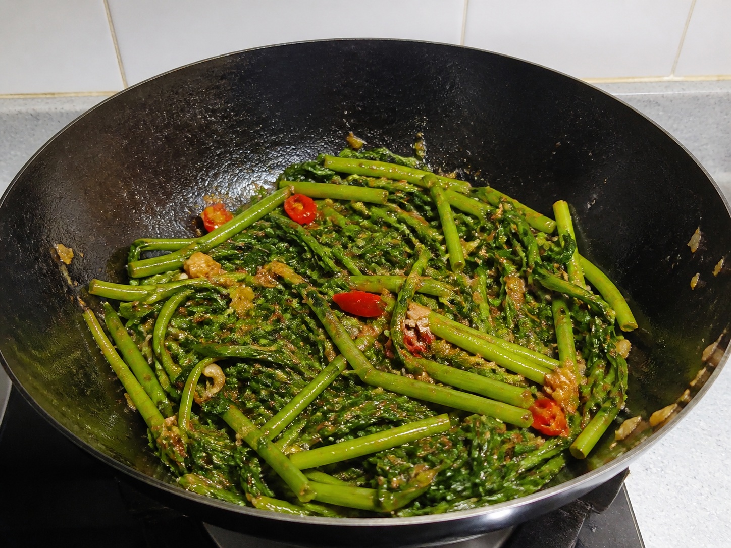 Indonesian Water Spinach with Shrimp Paste — step 11