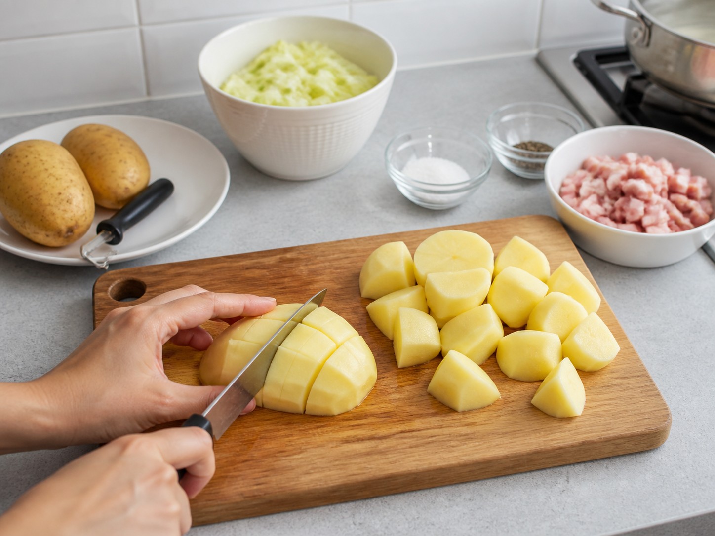 Colcannon Irlandia dengan Bacon dan Kubis — Kupas dan potong kentang sama besar