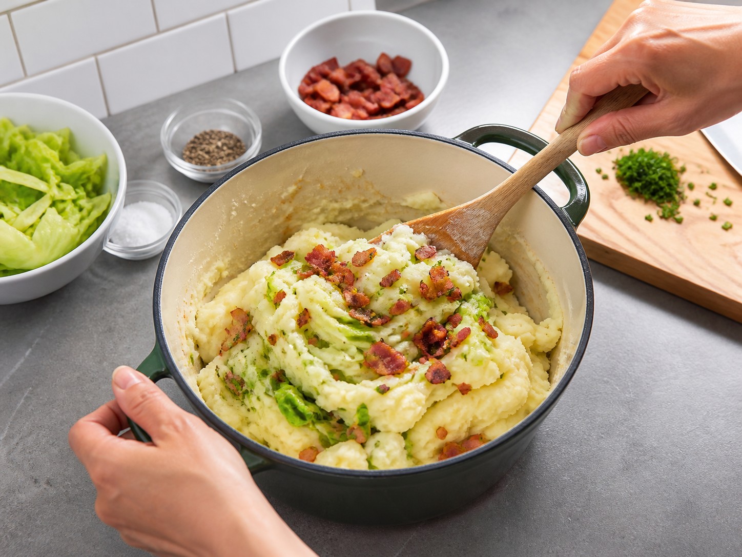 Colcannon Irlandia dengan Bacon dan Kubis — Campurkan kol dan sebagian besar bacon