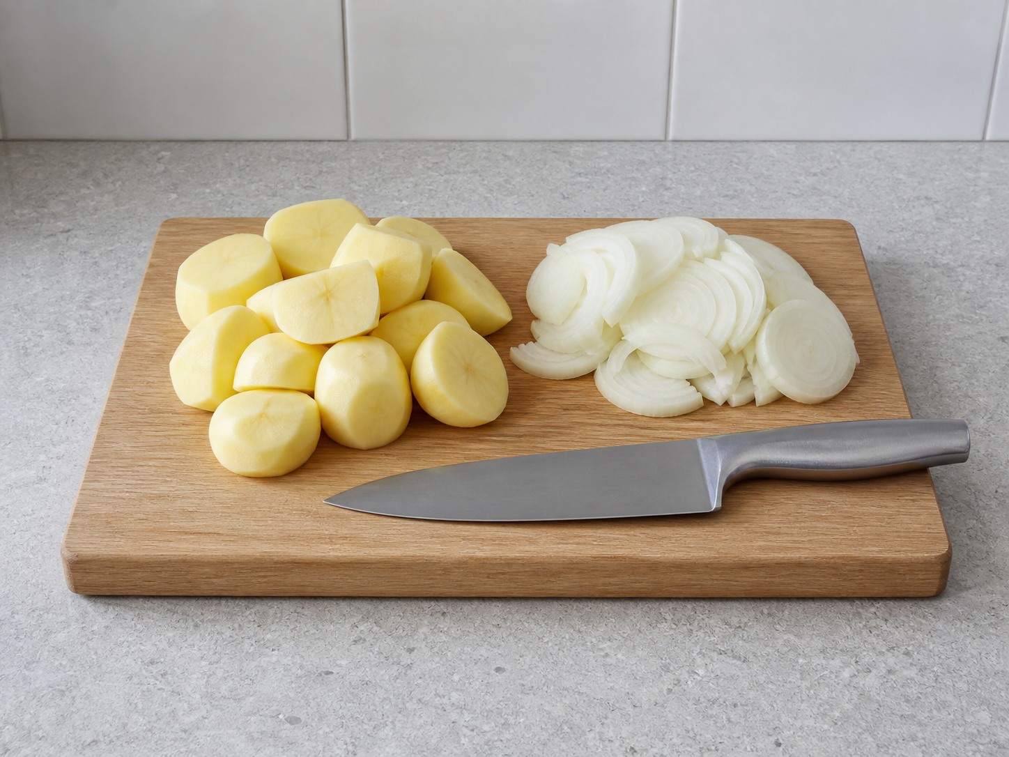 Dublin Coddle Sosis dan Kentang — Siapkan kentang dan bawang