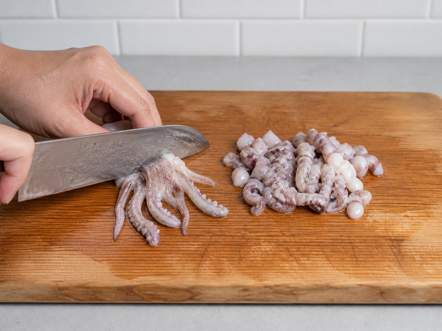 Italyanong Inihurnong Pusit na Pinalamanan ng Herba at Breadcrumbs — Tadtarin ang tentacles: Tiyaking malinis ang tentacles at tadtarin nang pino.