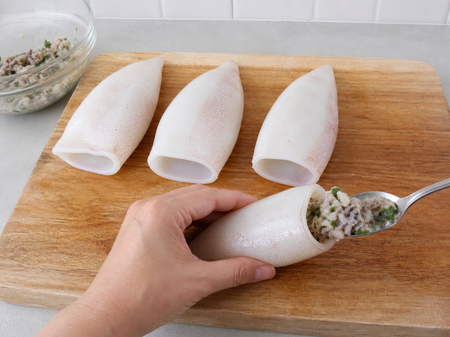 Italyanong Inihurnong Pusit na Pinalamanan ng Herba at Breadcrumbs — Punuin ang squid tubes: Isandok nang maluwag ang palaman hanggang pitumpung porsiyento.