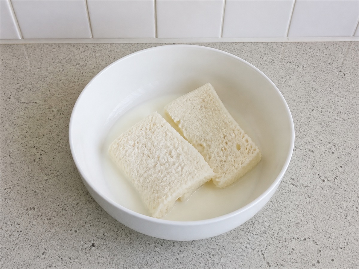 意式番茄汁牛肉丸 — 浸軟麵包