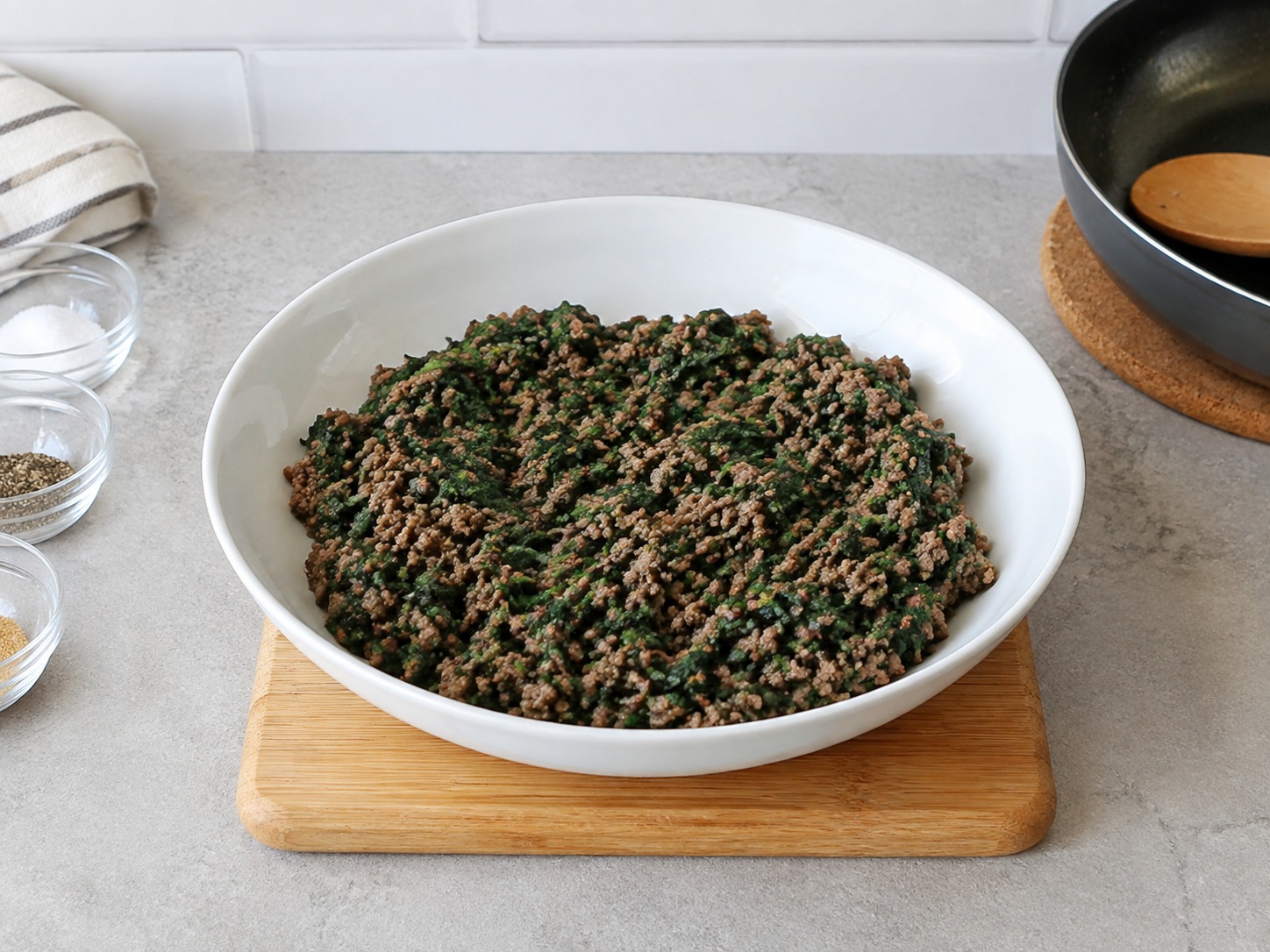 意式牛肉菠菜焗意粉筒 — 肉餡加鹽黑椒後攤開放涼。