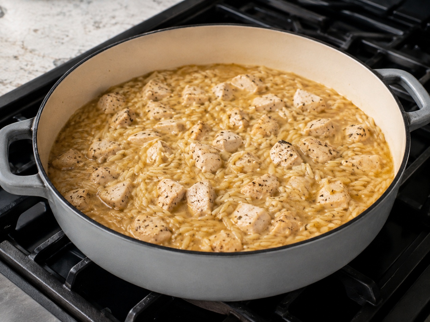 Italian Chicken, Artichoke at Lemon Orzo — Takpan at pakuluan nang marahan nang 10 minuto, haluin sa kalagitnaan.