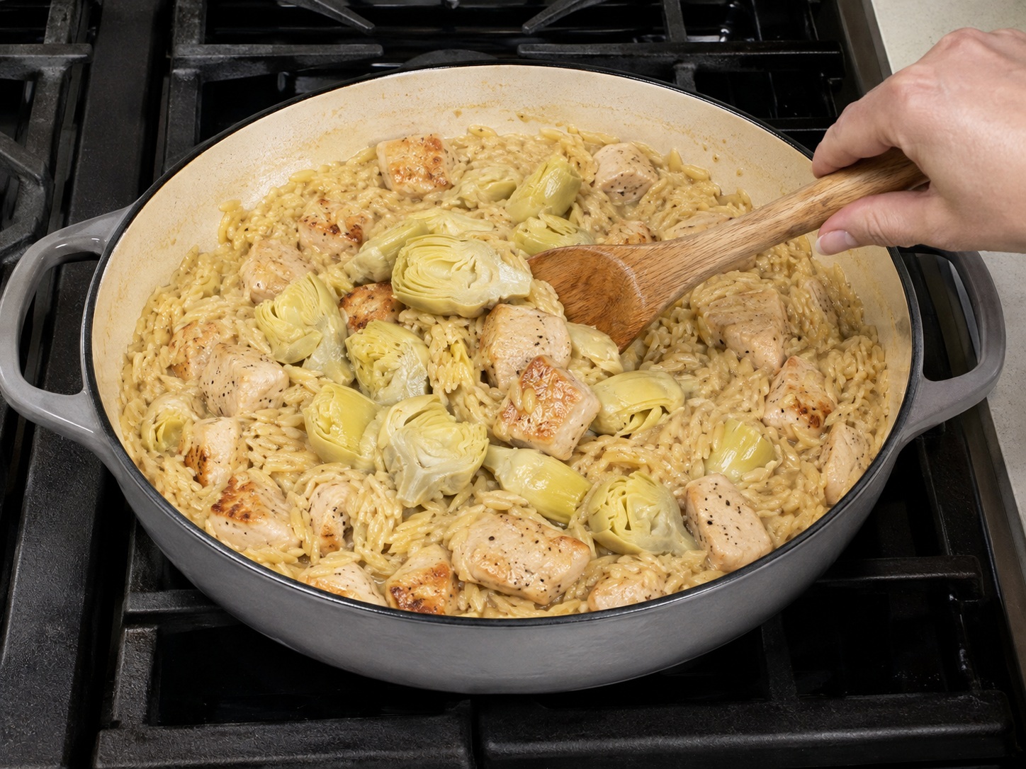 Italian Chicken, Artichoke at Lemon Orzo — Idagdag ang artichoke hearts at lutuin pa nang 5 minuto.